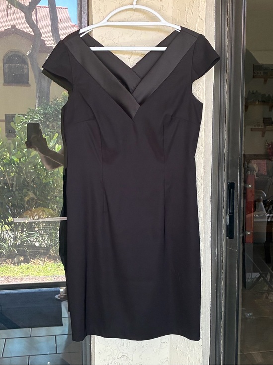 connected apparel Dresses & Skirts - Connected Apparel Black V-Neck Cap-Sleeve Midi Sheath Dress